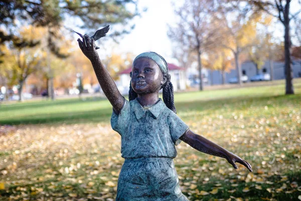 Statue Eines Mädchens Mit Vogel Einem Park — Stockfoto