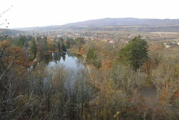Scenic Shot Lake Surrounded Autumn Trees Mountains Background Hungary — Stockfoto
