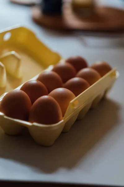 Beyaz Arka Planda Bir Kutuda Yumurtalar — Stok fotoğraf