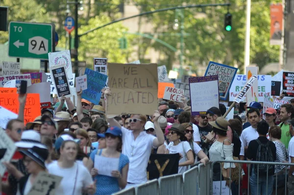미국의 거리에서 시위하는 사람들의 — 스톡 사진