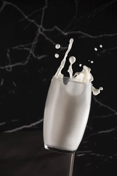 Mjölk Stänk Svart Bakgrund — Stockfoto