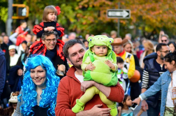 Grupo Pessoas Com Crianças Trajes Halloween Parque — Fotografia de Stock