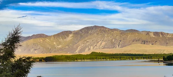 Красивий Краєвид Озером Горами — стокове фото
