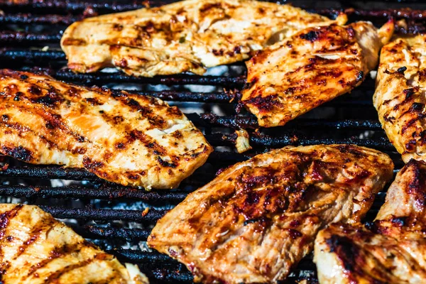 Frango Carne Porco Grelhados Num Churrasco Carvão Vista Superior Acampamento — Fotografia de Stock