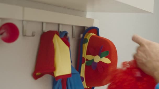 Uomo Appeso Cappello Clown Una Giacca Appendiabiti — Video Stock