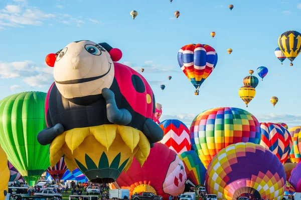 Balon Ogrzane Powietrze Lecący Niebie — Zdjęcie stockowe