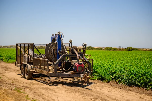 Traktor Plöjning Fältet Landsbygden — Stockfoto