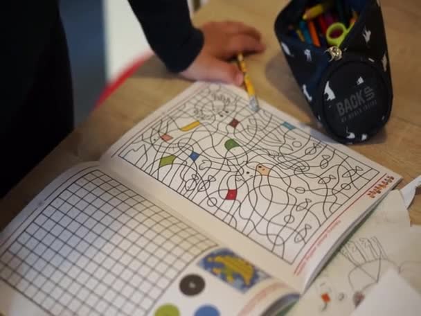 Vista Ravvicinata Del Bambino Che Prepara Disegnare Nel Notebook Con — Video Stock