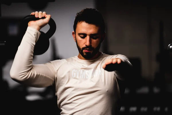 Poder Masculino Cara Homem Muscular Ginásio Haltere Flexionando Músculos Fitness — Fotografia de Stock