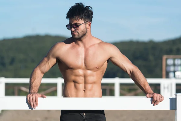 Handsome Sporty Guy Male Power Muscular Man Sunglasses Posing Outdoor — Stock Photo, Image