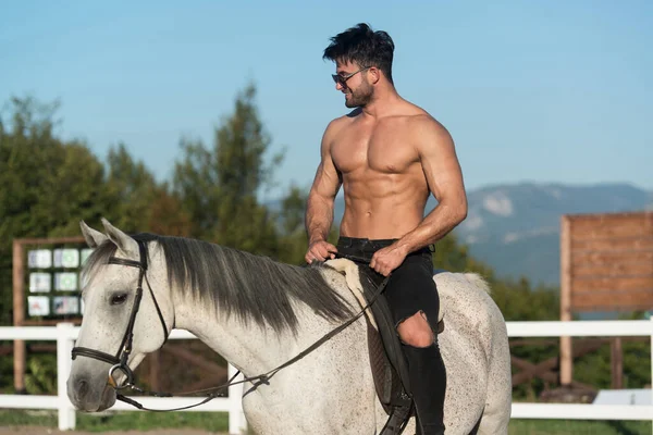 Knappe Sportieve Man Mannelijke Kracht Gespierde Man Met Zonnebril Poseren — Stockfoto