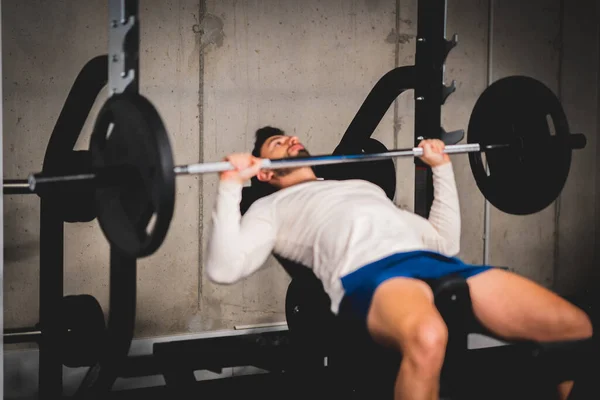 Hombre Potencia Masculina Hombre Musculoso Gimnasio Mancuerna Flexionar Los Músculos — Foto de Stock