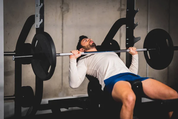 Hombre Potencia Masculina Hombre Musculoso Gimnasio Mancuerna Flexionar Los Músculos —  Fotos de Stock