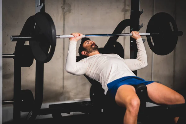 Hombre Potencia Masculina Hombre Musculoso Gimnasio Mancuerna Flexionar Los Músculos —  Fotos de Stock