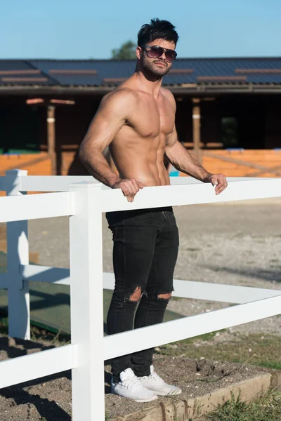 Bonito Desportivo Cara Masculino Poder Muscular Homem Com Óculos Sol — Fotografia de Stock