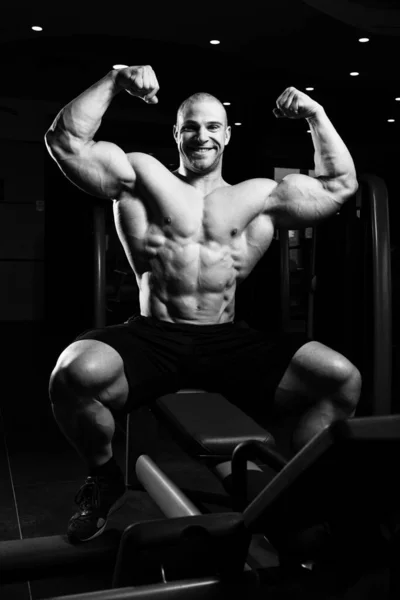 Hombre Musculoso Fitness Deportista Potencia Masculina Hombre Musculoso Gimnasio Mancuerna — Foto de Stock