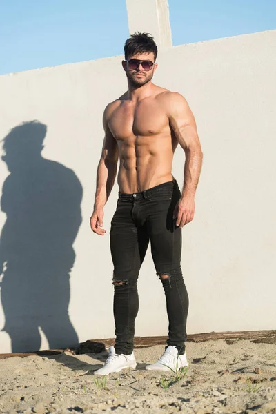 Bonito Desportivo Cara Masculino Poder Muscular Homem Com Óculos Sol — Fotografia de Stock