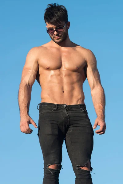 Stilig Sportig Kille Manlig Makt Muskulös Man Med Solglasögon Poserar — Stockfoto