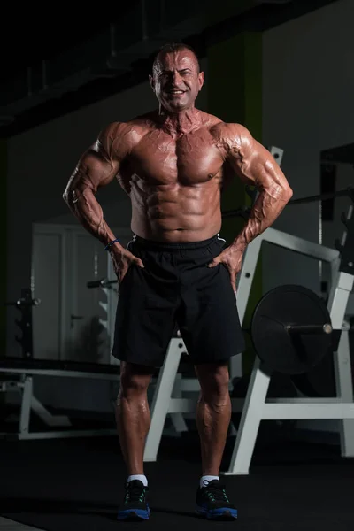 美しいスポーティ男男性パワー ジムダンベル曲げ筋肉フィットネスモデルの筋肉の男が強く あご立って — ストック写真