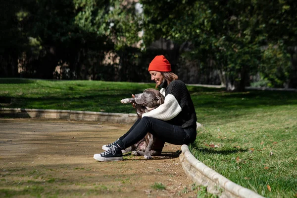 Giovane Ragazza Con Suo Cane Nel Parco Estate — Foto Stock