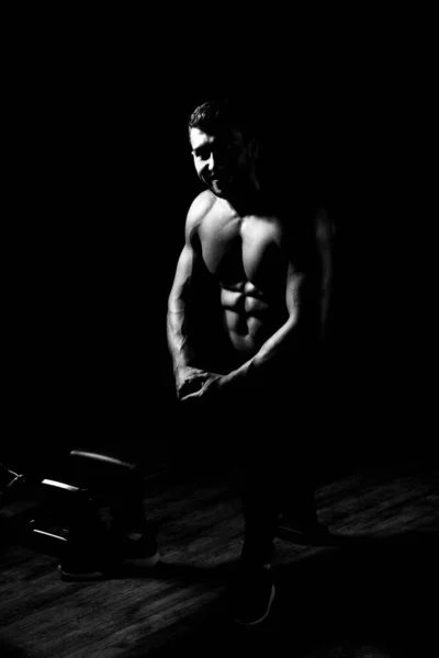 Красивый Мускулистый Мужчина Тренажерном Зале Гантели Поигрывая Мышцы Фитнес Модель — стоковое фото