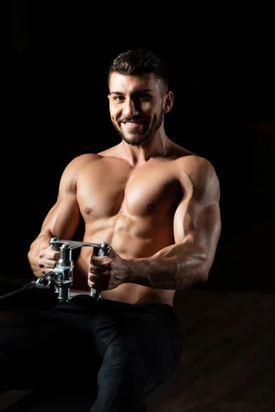 Hombre Musculoso Guapo Gimnasio Mancuerna Flexión Músculos Fitness Modelo Pie —  Fotos de Stock