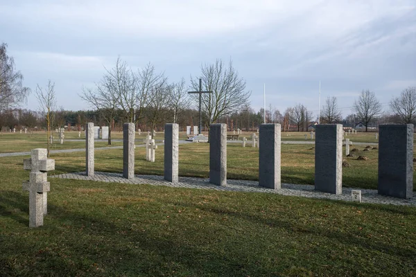 Une Rangée Cimetière Avec Une Grande Croix Par Une Journée — Photo