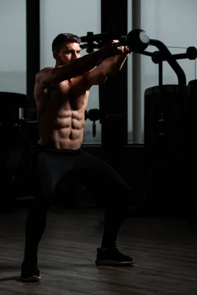 Hombre Musculoso Guapo Gimnasio Mancuerna Flexión Músculos Fitness Modelo Pie — Foto de Stock