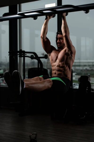 体操比赛中英俊的肌肉男子 哑铃弯曲肌肉健康模型 站立强壮 下颚有力 — 图库照片