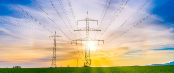 Γραμμές Ηλεκτρικής Ενέργειας Υψηλής Τάσης Στο Πεδίο — Φωτογραφία Αρχείου