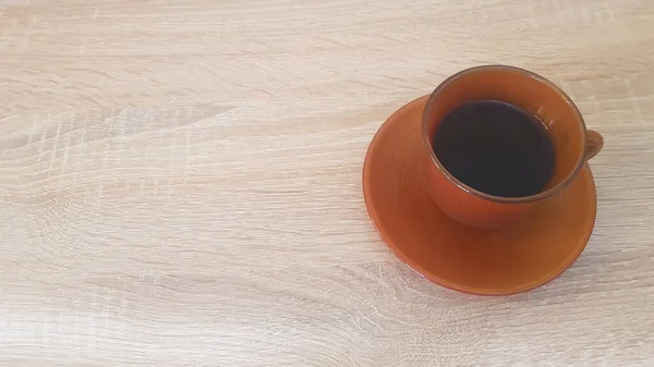 紅茶に木製の背景の空のカップ — ストック写真