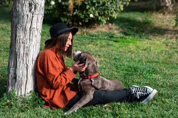 Jeune Fille Avec Son Chien Dans Parc Été — Photo