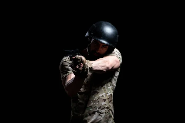 スタジオでの特殊部隊の兵士 特殊部隊の軍隊 陸軍の兵士の概念 軍事エリートチームの紛争の概念 ハンサムな筋肉の特殊部隊の兵士 — ストック写真