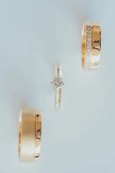Goldschmuckring Mit Diamanten Und Diamanten Auf Weißem Hintergrund — Stockfoto