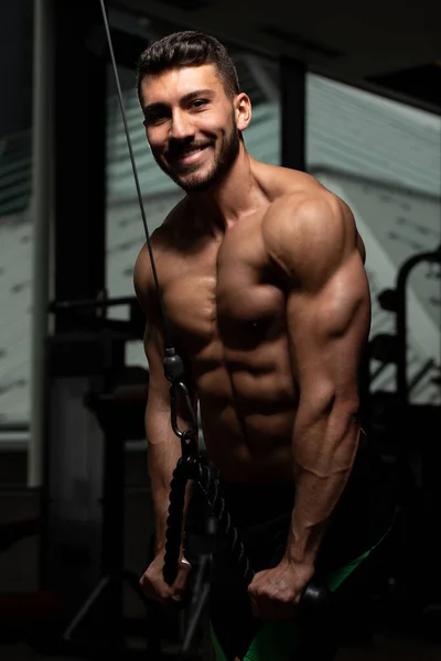 Bonito Muscular Homem Ginásio Haltere Flexionando Músculos Fitness Modelo Forte — Fotografia de Stock