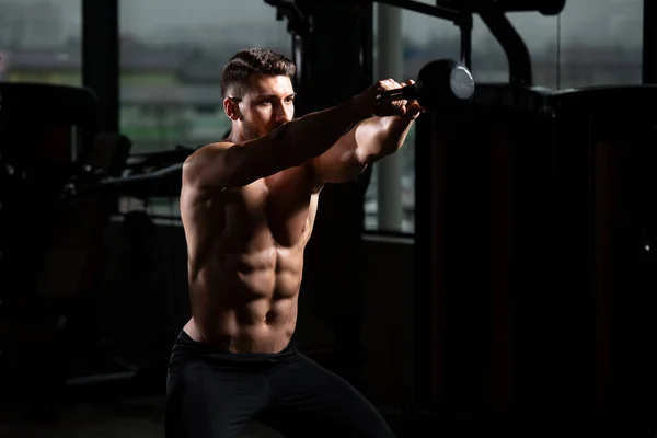 Hombre Musculoso Guapo Gimnasio Mancuerna Flexión Músculos Fitness Modelo Pie — Foto de Stock