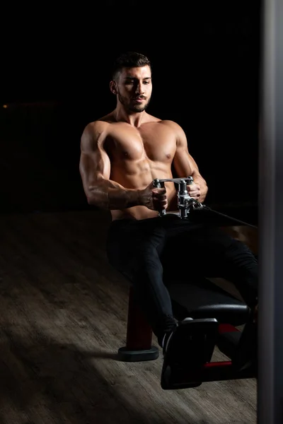 Przystojny Muskularny Mężczyzna Siłowni Hantel Napinający Mięśnie Fitness Model Stoi — Zdjęcie stockowe