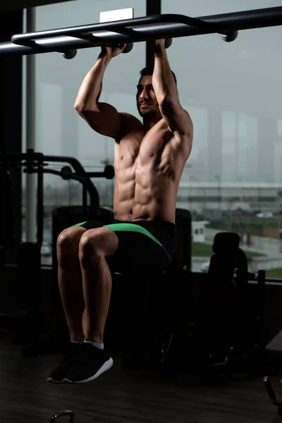 Hombre Musculoso Guapo Gimnasio Mancuerna Flexión Músculos Fitness Modelo Pie — Foto de Stock