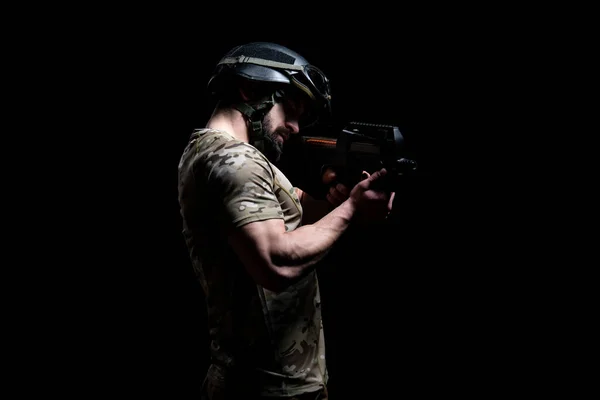 スタジオでの特殊部隊の兵士 特殊部隊の軍隊 陸軍の兵士の概念 軍事エリートチームの紛争の概念 ハンサムな筋肉の特殊部隊の兵士 — ストック写真