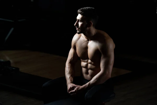 Przystojny Muskularny Mężczyzna Siłowni Hantel Napinający Mięśnie Fitness Model Stoi — Zdjęcie stockowe