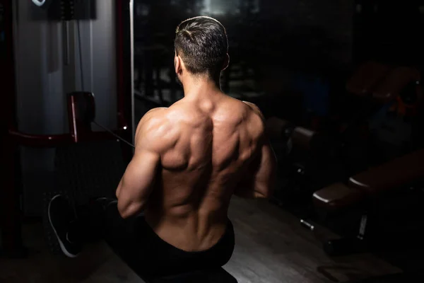 Bel Homme Musclé Dans Gymnase Haltère Flexion Des Muscles Modèle — Photo