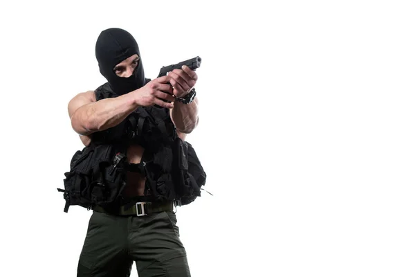 白いスタジオの背景に武器を持つ特殊部隊兵士 白い背景に銃を持つ男 特殊部隊 行動中の陸軍兵士 軍事エリートチーム紛争の概念と戦う — ストック写真