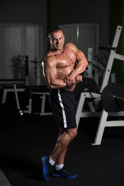 Schöner Sportlicher Kerl Männliche Power Muskulöser Mann Der Gymnastikhantel Muskeln — Stockfoto