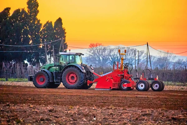 Trekker Ploegen Het Veld Van Rode Tarwe — Stockfoto