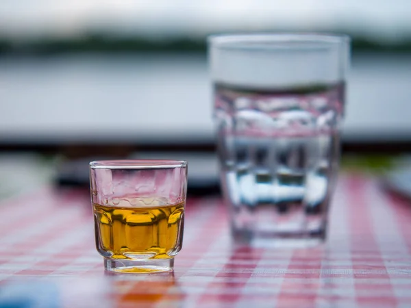 Glas Whisky Met Ijsblokjes Tafel — Stockfoto