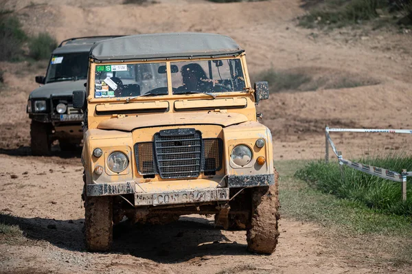 Vecchia Auto Arrugginita Sulla Strada — Foto Stock