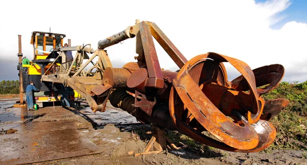 天空背景上的老旧生锈的挖掘机 — 图库照片