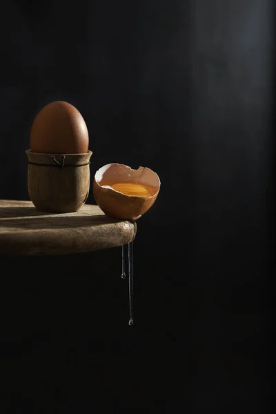 Κλείσιμο Ενός Μπολ Φρέσκα Ώριμα Αυγά Μαύρο Φόντο — Φωτογραφία Αρχείου