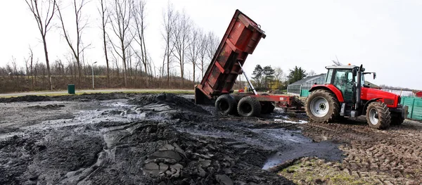 Een Grote Trekker Graaft Een Weg Het Veld — Stockfoto