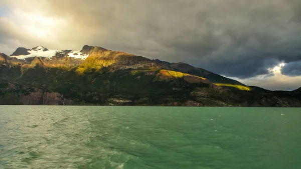 Vackert Landskap Med Berg Och Moln — Stockfoto